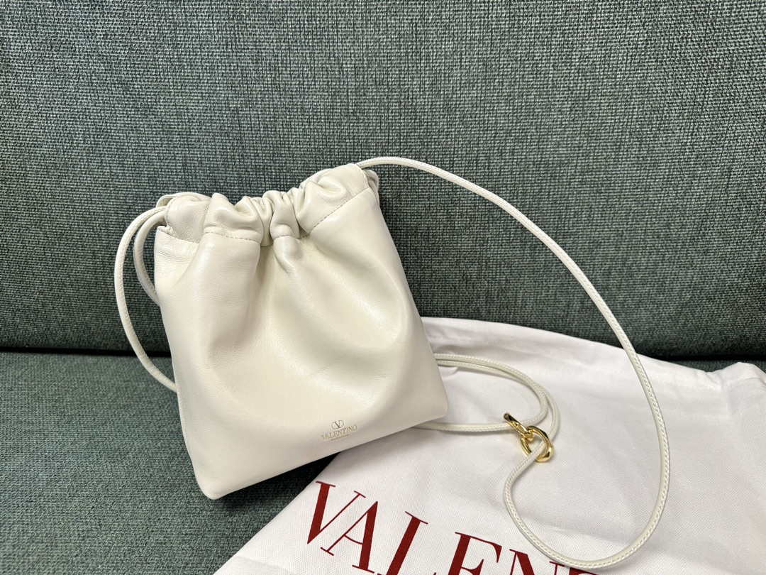 Va1e*ntin0 garavani vlogo pouf bag-20x17x8cm