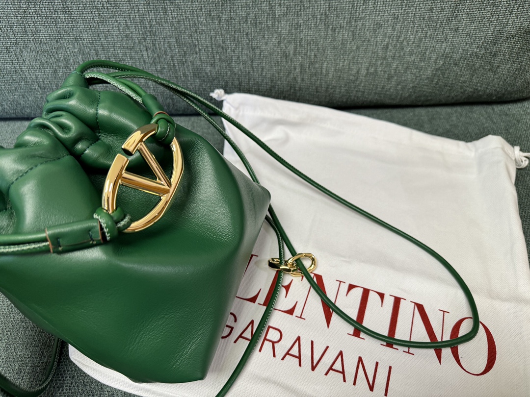 Va1e*ntin0 garavani vlogo pouf bag-20x17x8cm