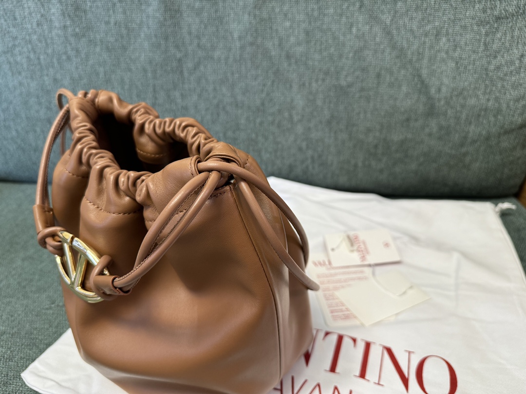 Va1e*ntin0 garavani vlogo pouf bag-23x19x14cm