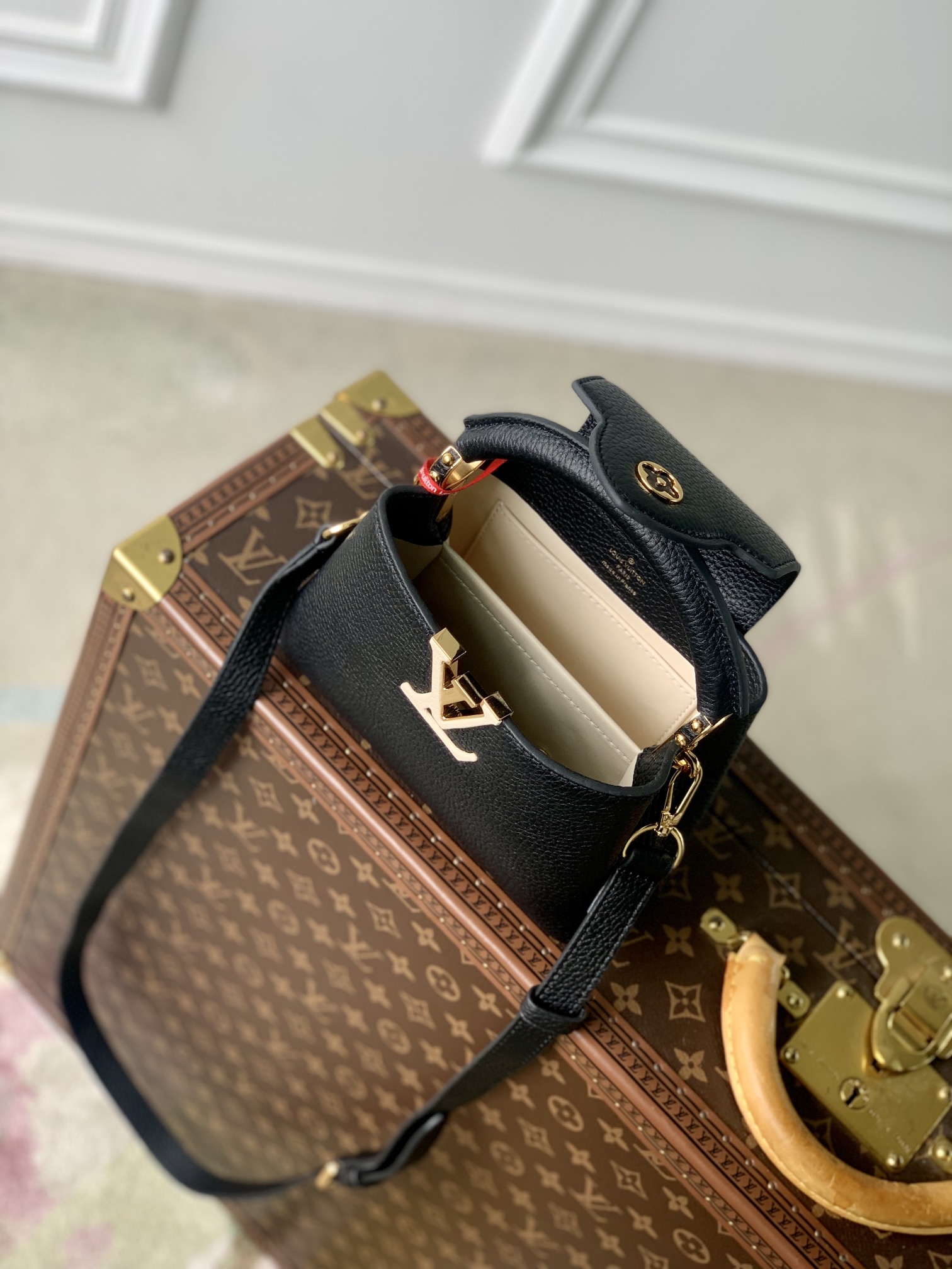 l0*is V*t0n capucines handlebag