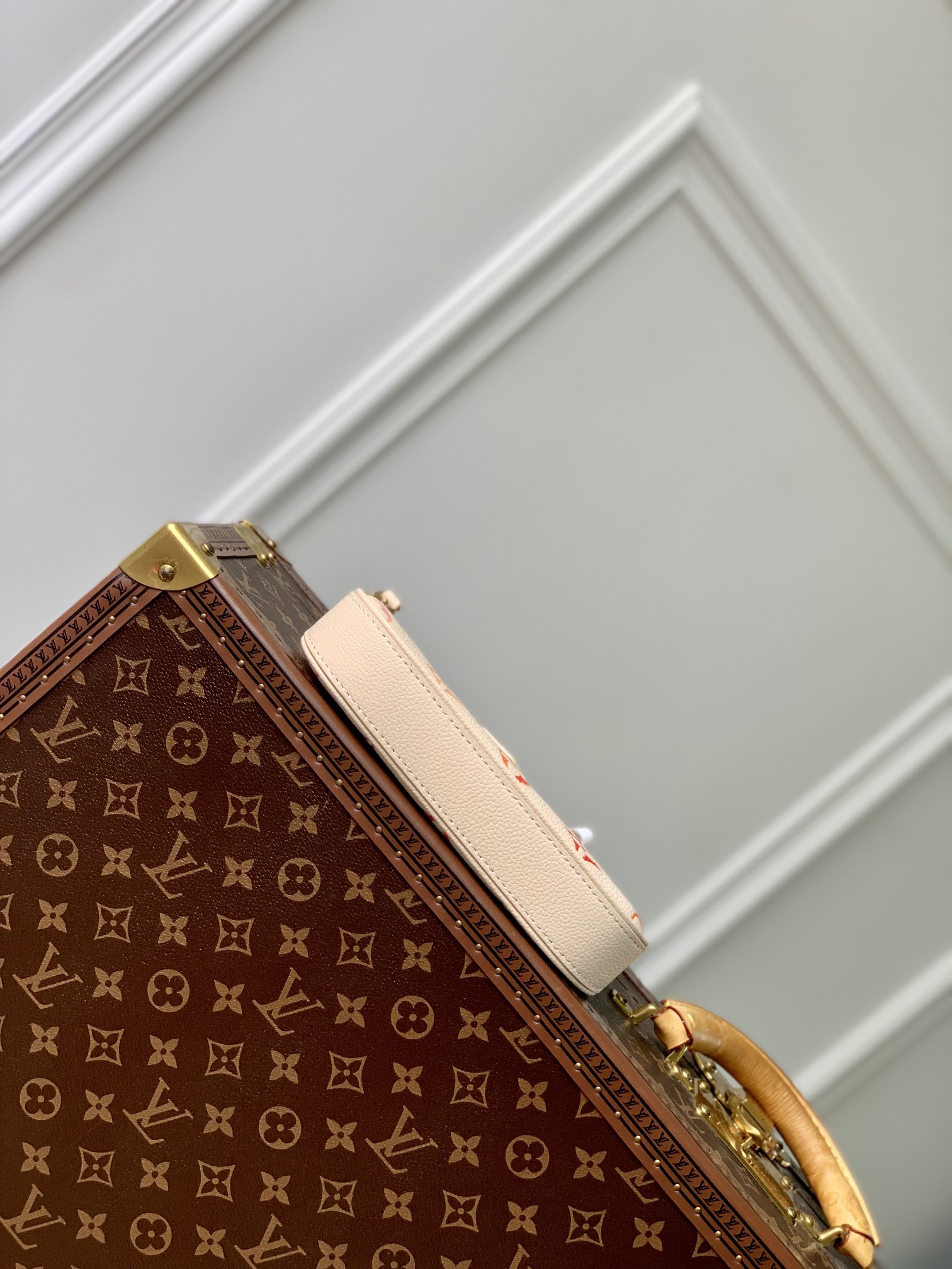 l0*is V*t0n easy pouch on strap-19x11.5x3cm