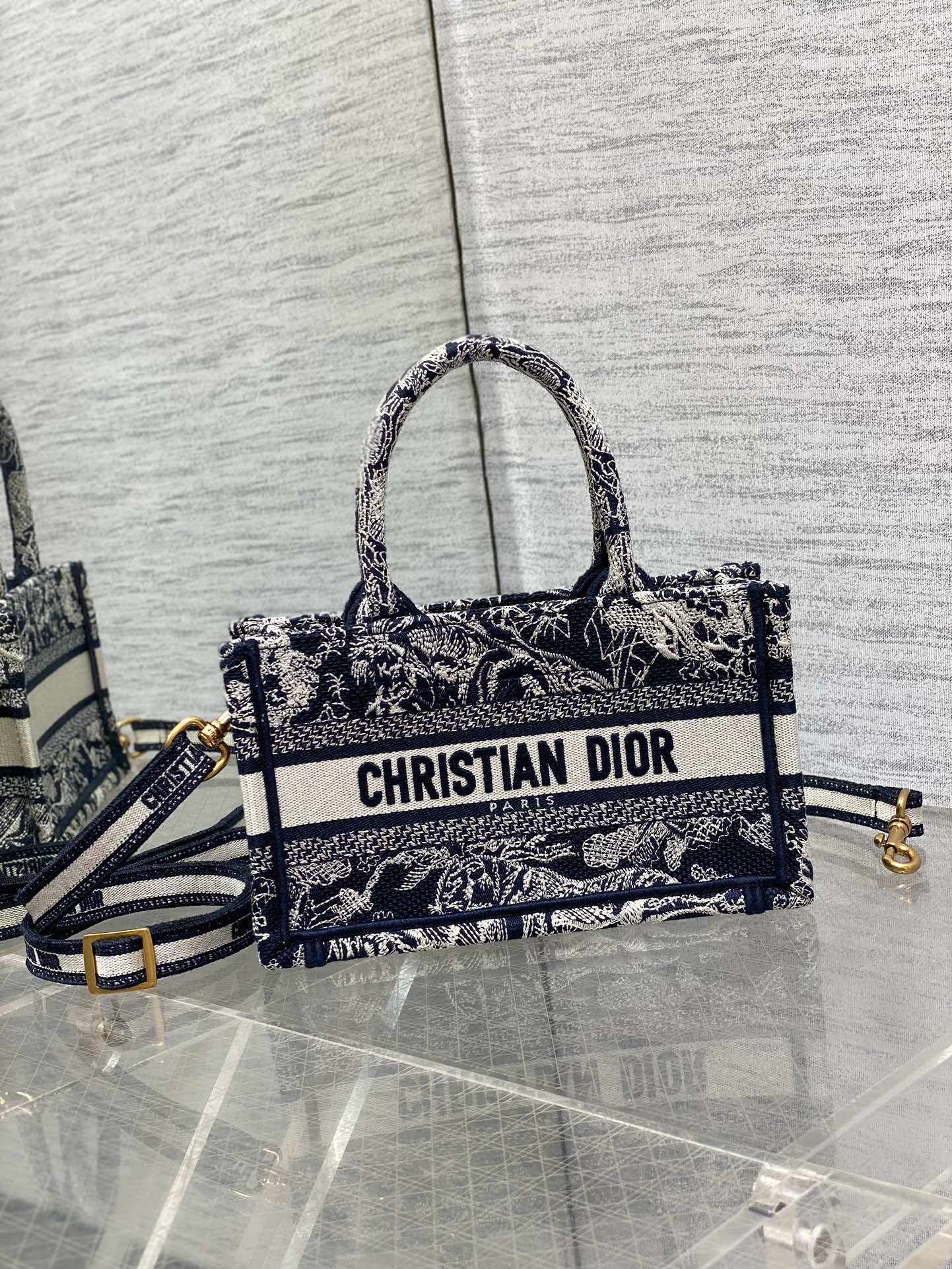 D*or book tote-21.5*13*7.5cm