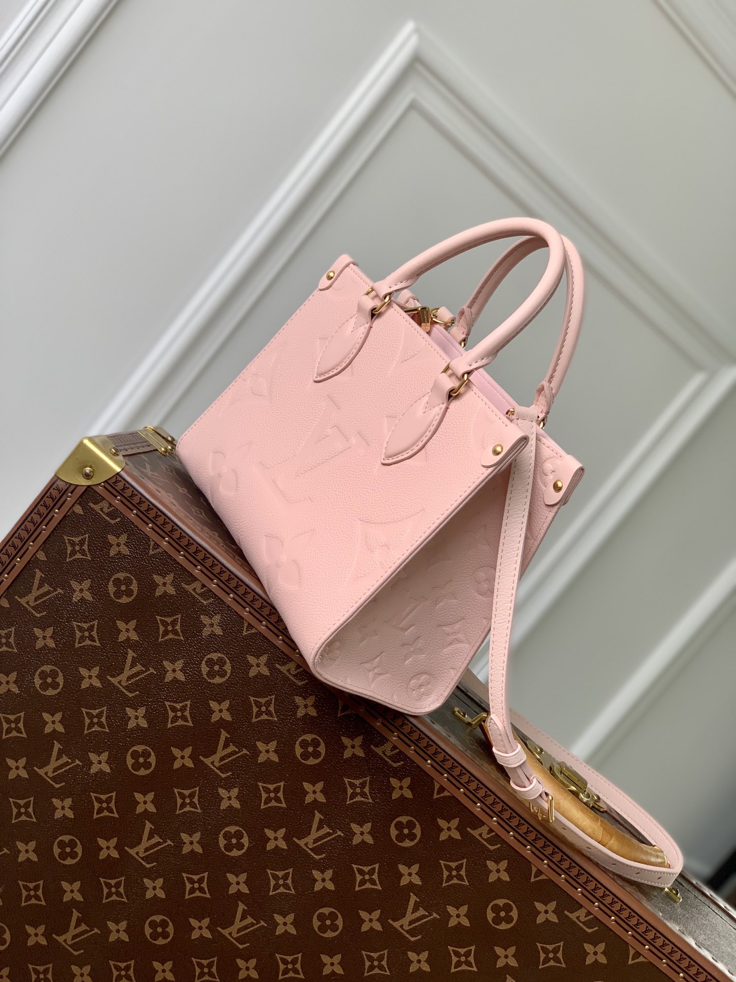 l0*is V*t0n onthego handbag-25*19*11.5 cm
