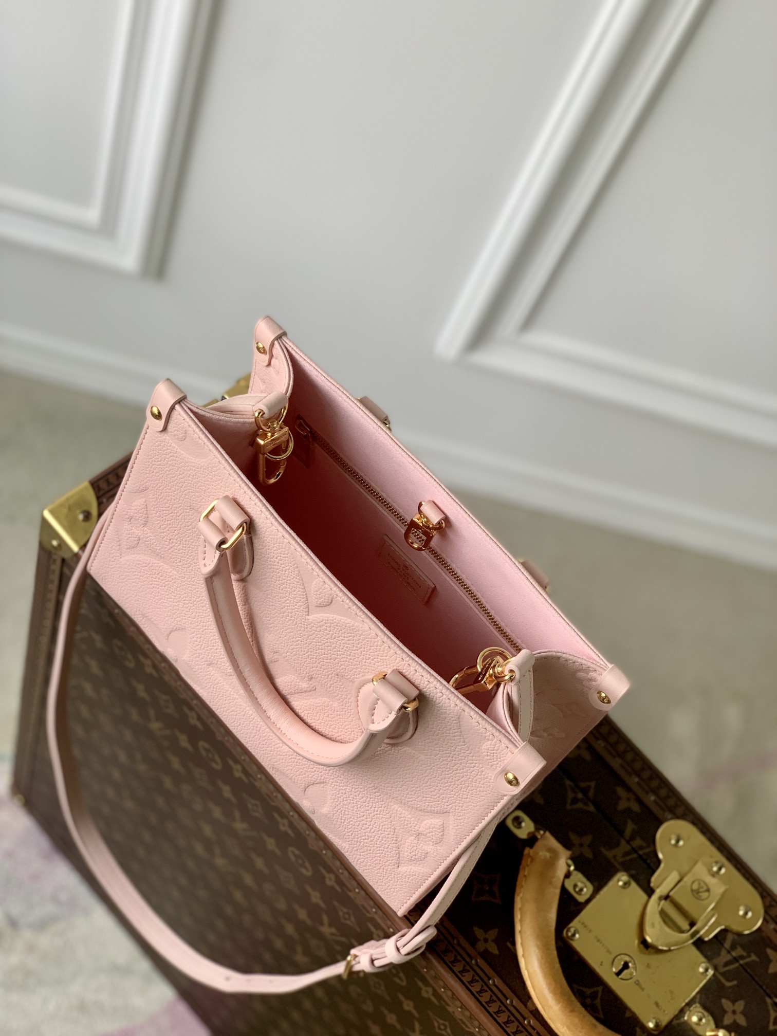 l0*is V*t0n onthego handbag-25*19*11.5 cm