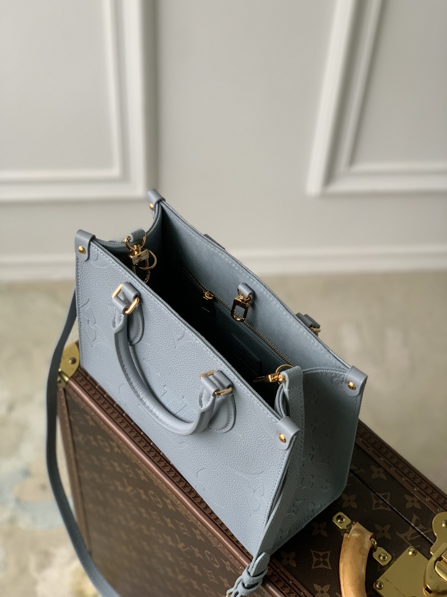 l0*is V*t0n onthego handbag-25*19*11.5 cm