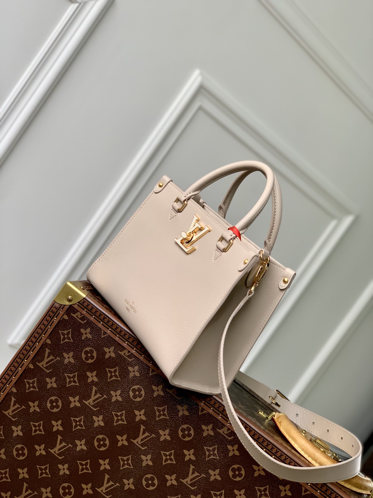 l0*is V*t0n lock and go handbag-24.5 x 19 x 10.5cm