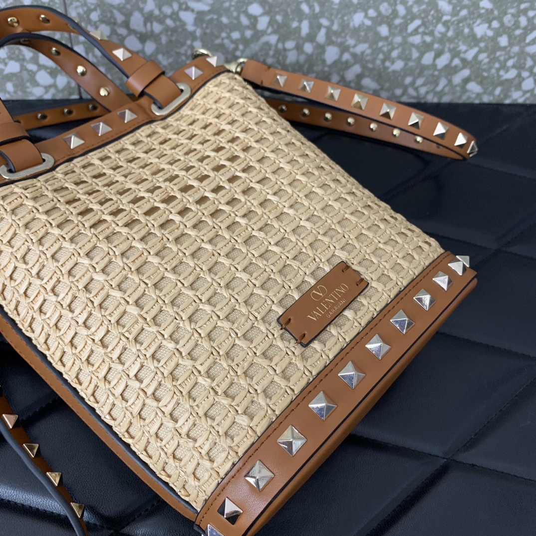Va1e*ntin0 garavani rockstud bucket in woven raffia-16*19*8.5cm