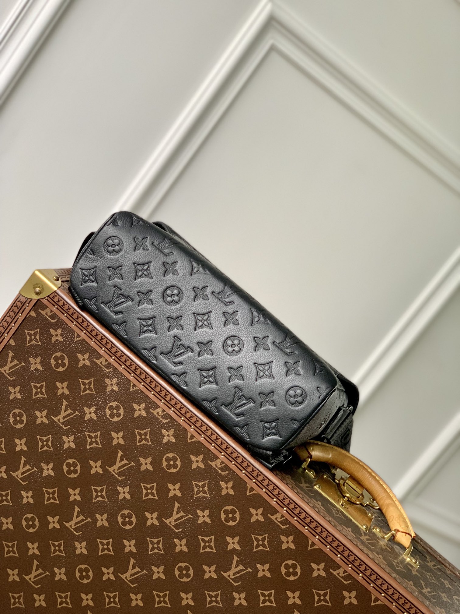 l0*is V*t0n messenger mm voyager-m25121-33 x 22.5 x 11cm