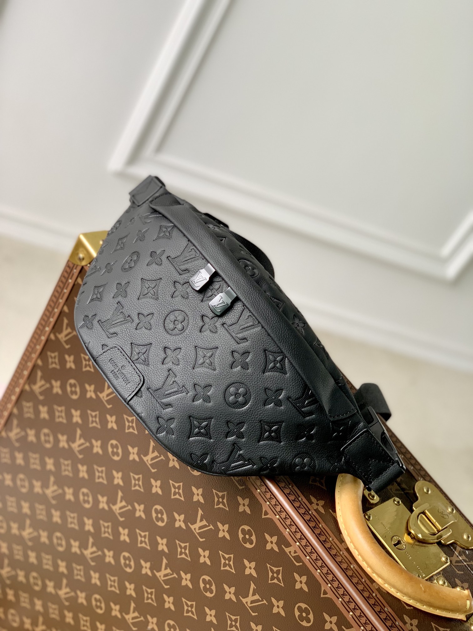 l0*is V*t0n discovery bumbag-44 x 15 x 9cm