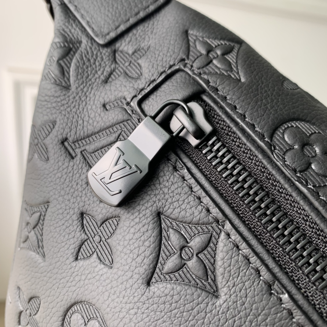 l0*is V*t0n discovery bumbag-44 x 15 x 9cm