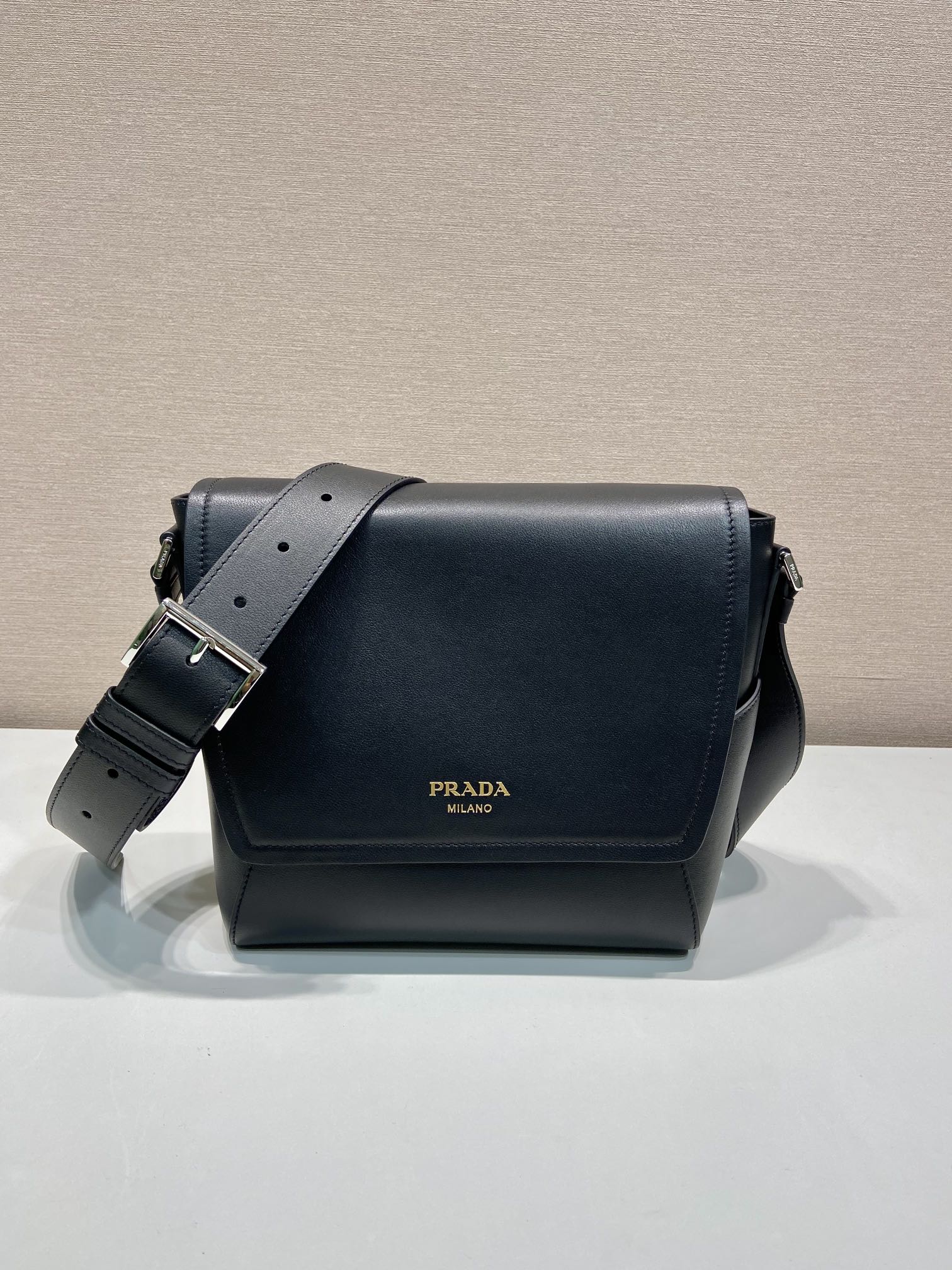 Pra*a 2vd069 messenger bag-22*22*12cm