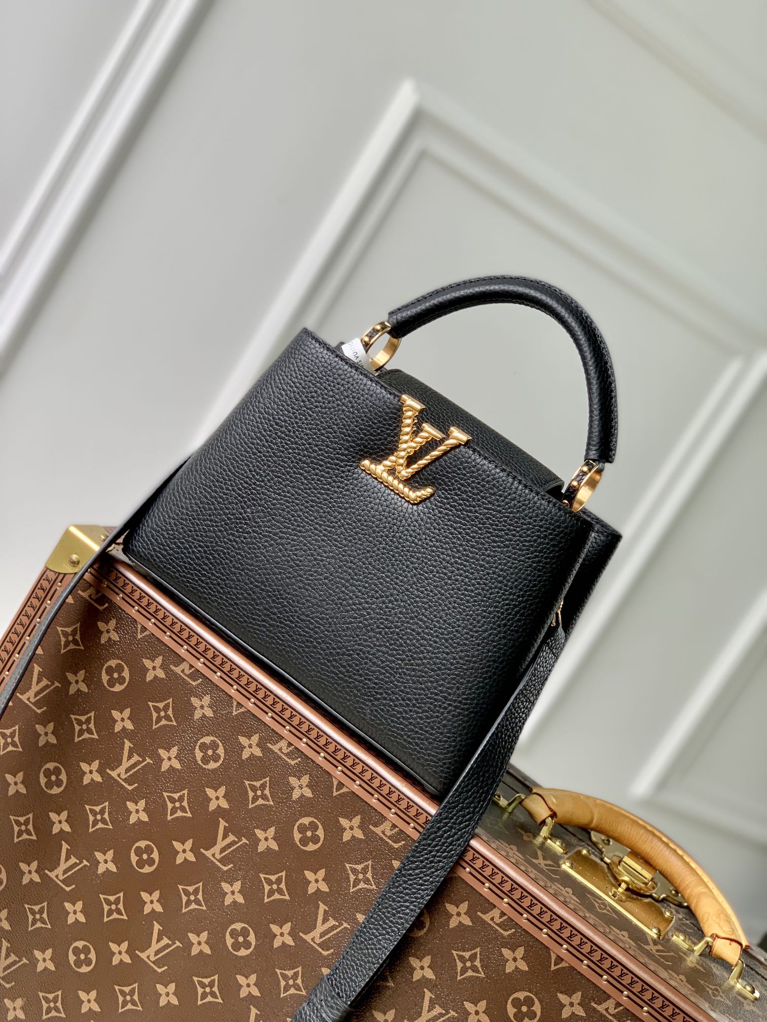 l0*is V*t0n capucines handlebag