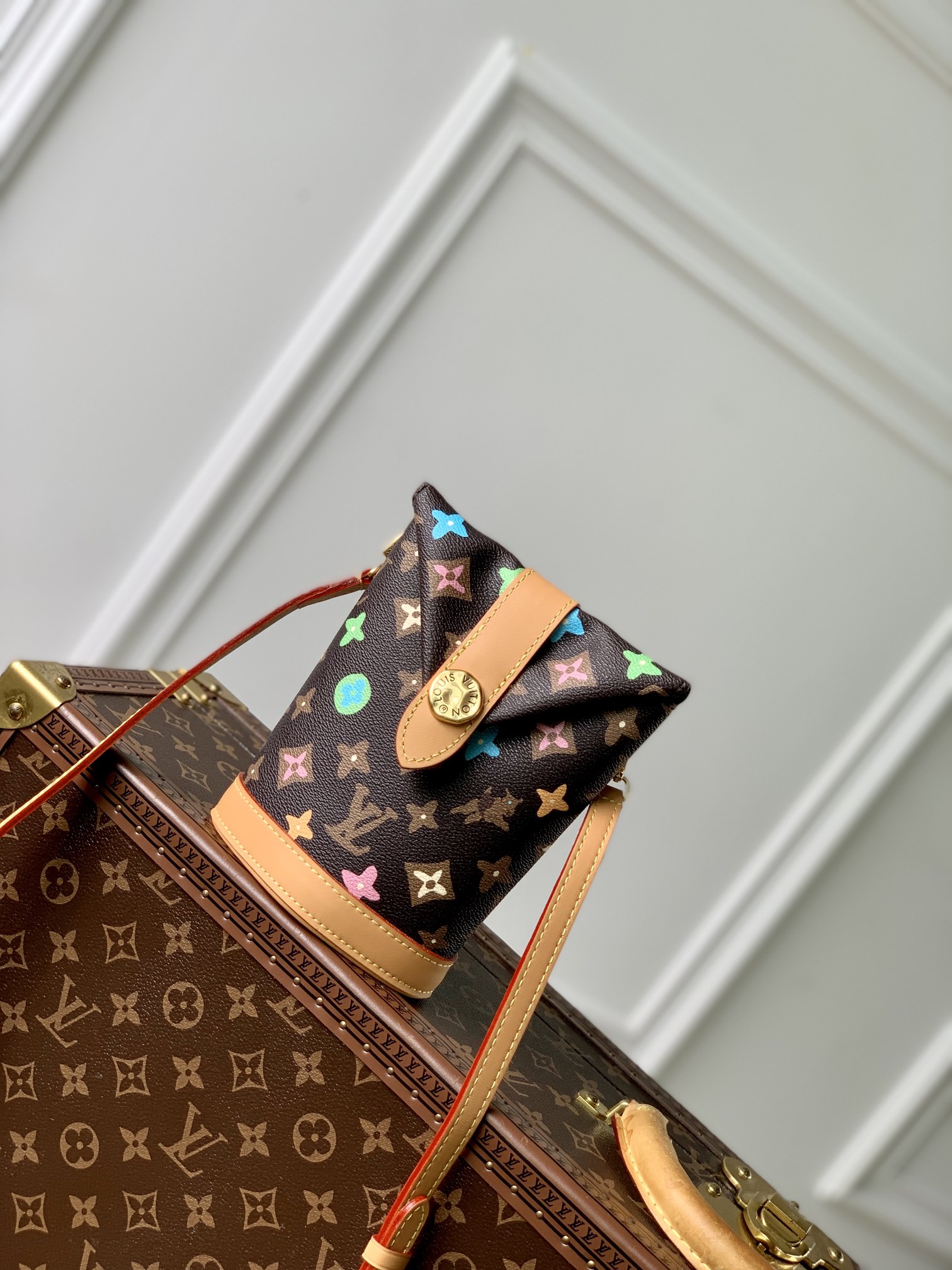 l0*is V*t0n crossbody bag-12.5 x 18 x 8.5cm