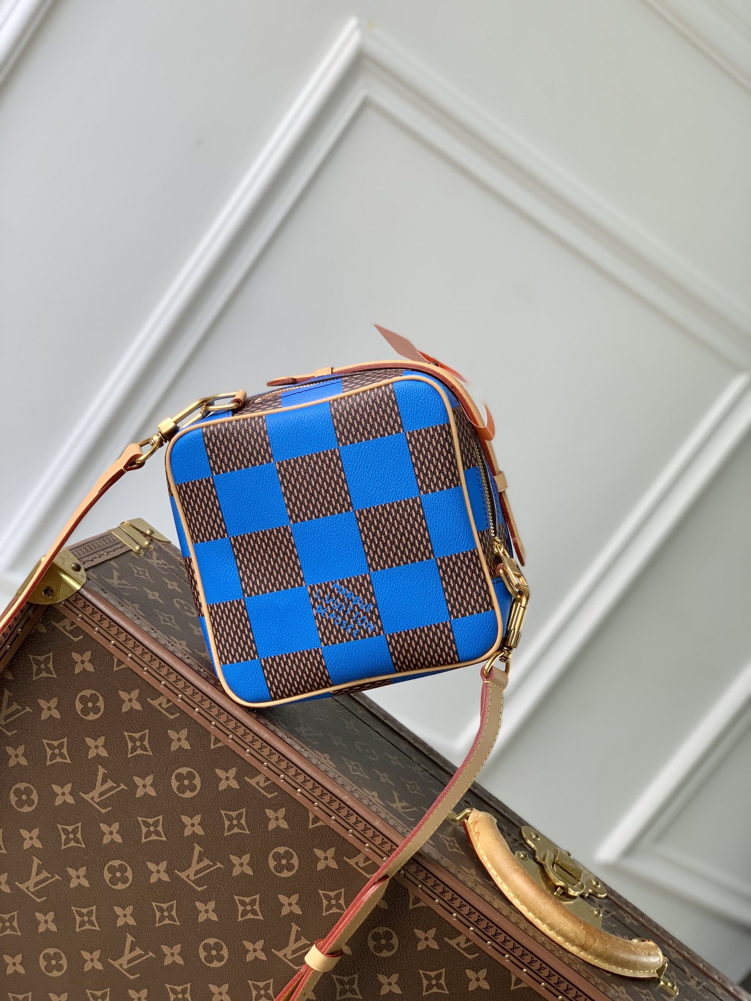 l0*is V*t0n chess messenger bag-24 x 24 x 8cm