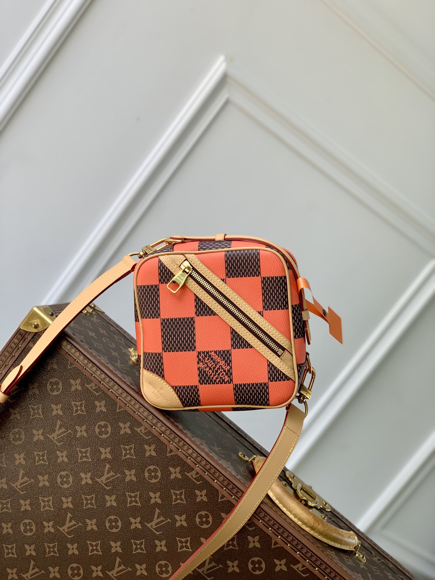 l0*is V*t0n chess messenger bag-24 x 24 x 8cm