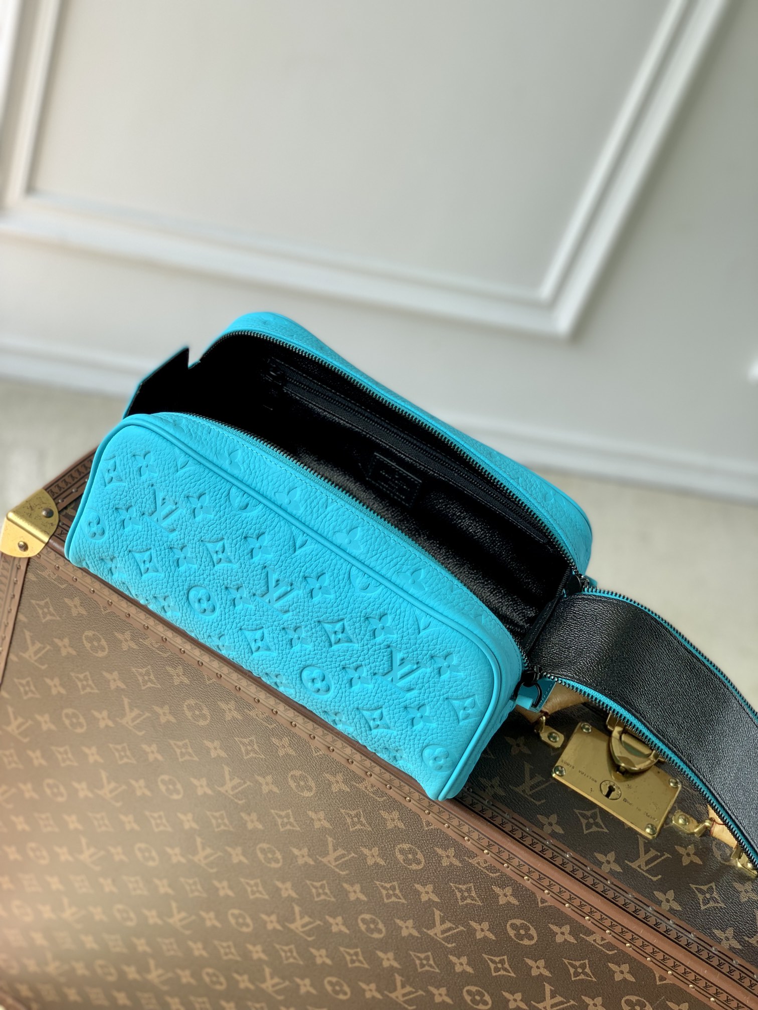 l0*is V*t0n toiletry bag- m11482-28 x 15 x 16.5cm