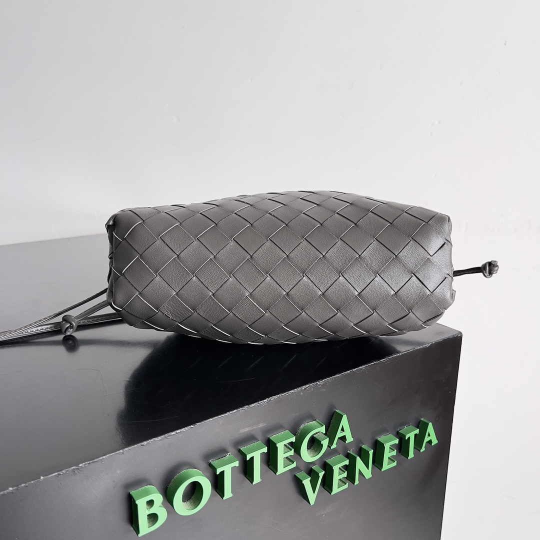 b0tte*a Ven*ta the pouch bag-22*9cm