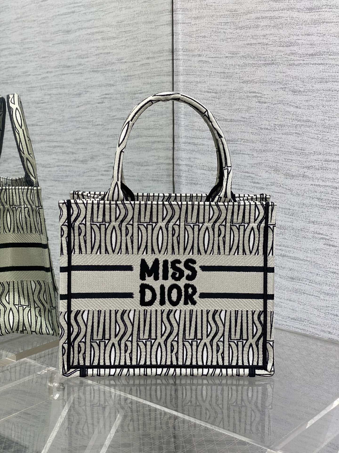 D*or small book tote-26*8*22cm