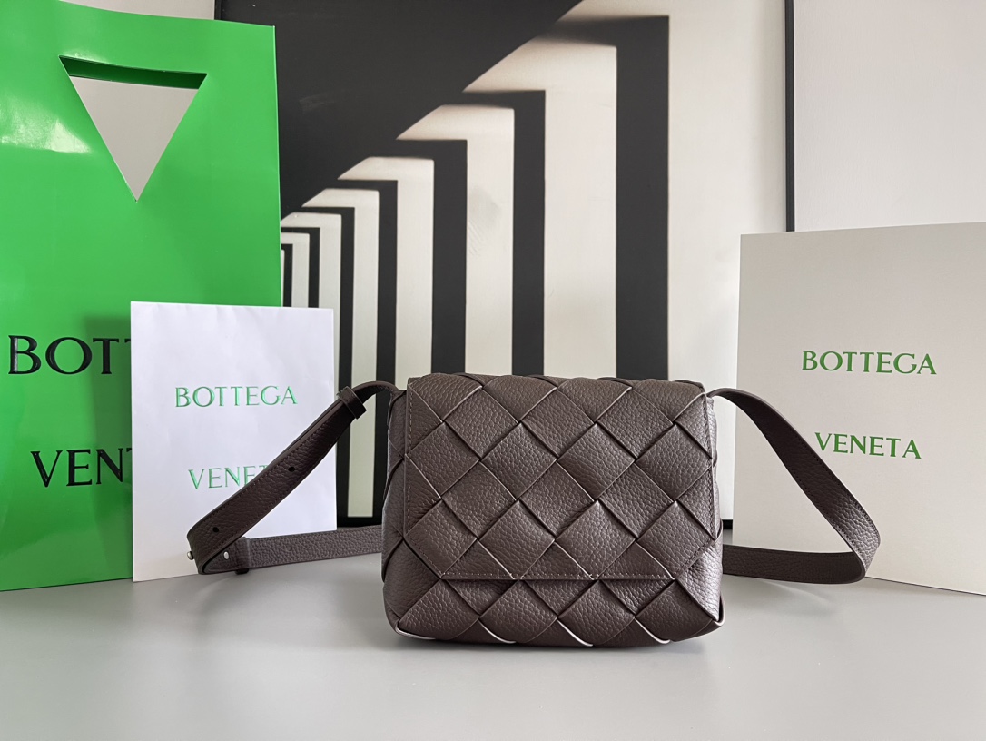 b0tte*a Ven*ta diago pouch-25x16.5x2cm