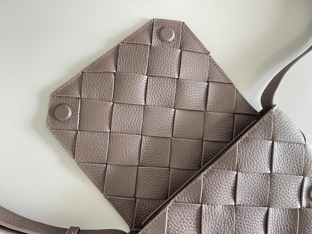 b0tte*a Ven*ta diago pouch-25x16.5x2cm