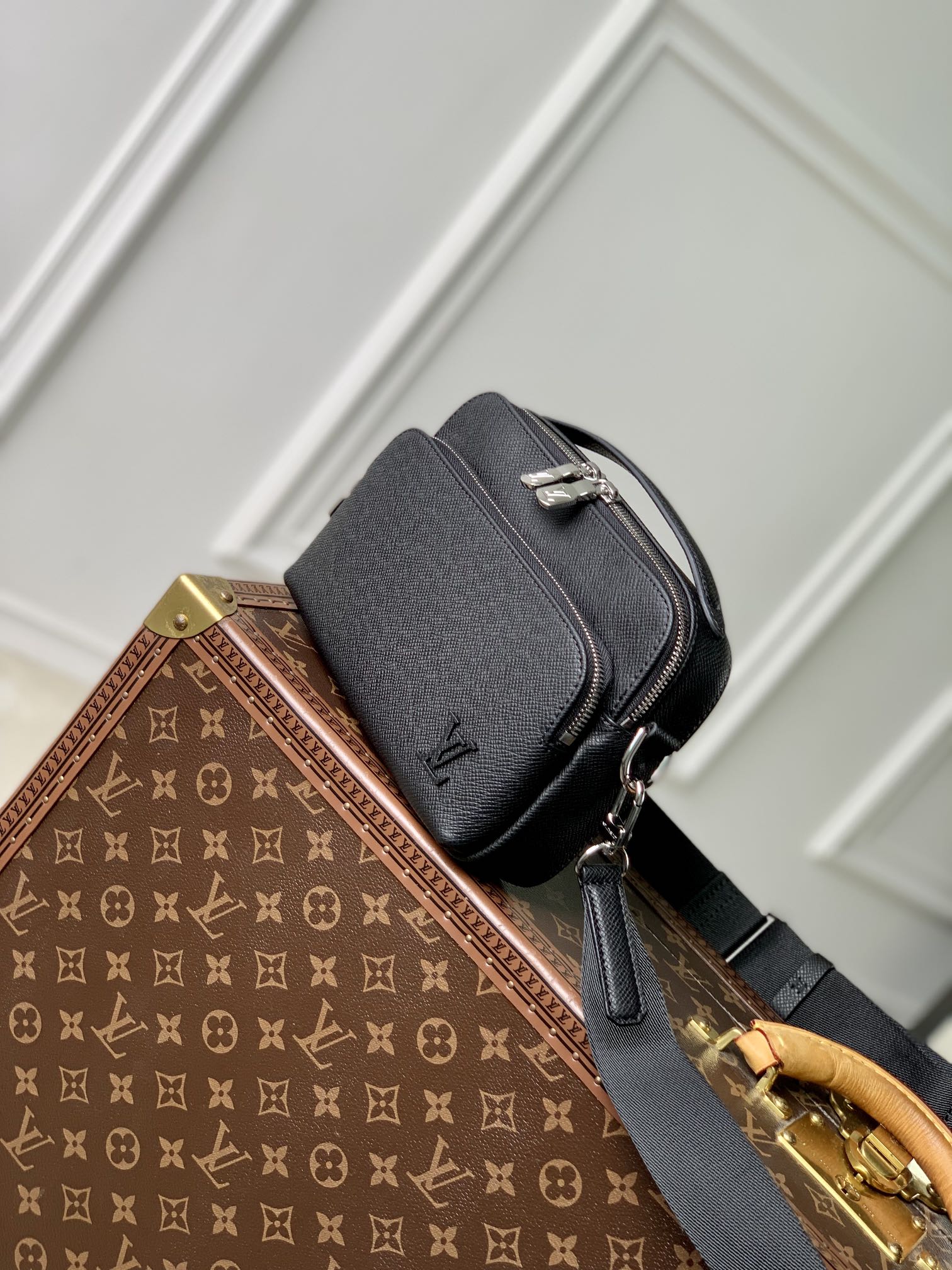 l0*is V*t0n avenue bag-22.5 x 15.5 x 7.5cm
