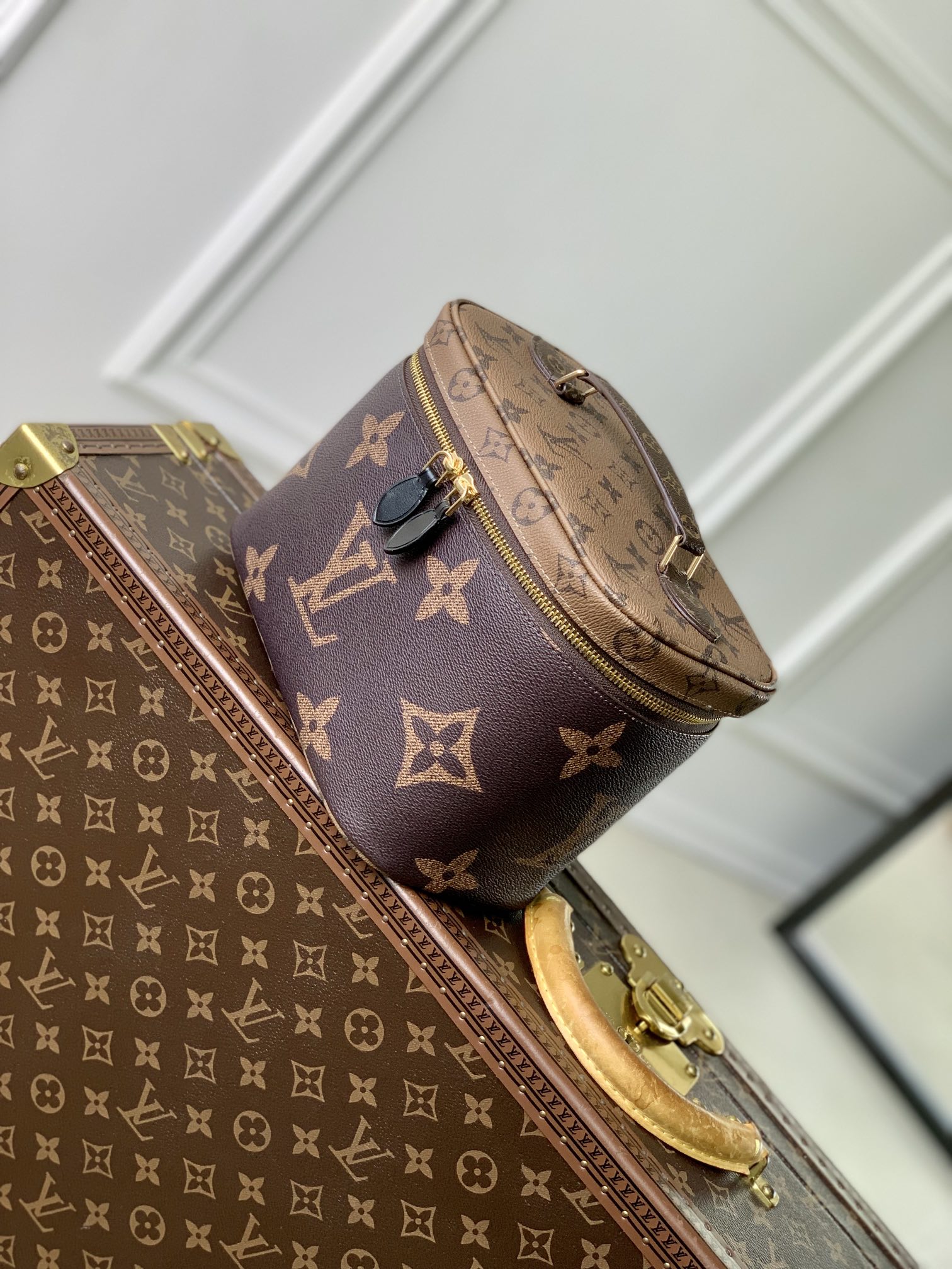 l0*is V*t0n nice bb cosmetis bag-18 x 14.5 x 24cm