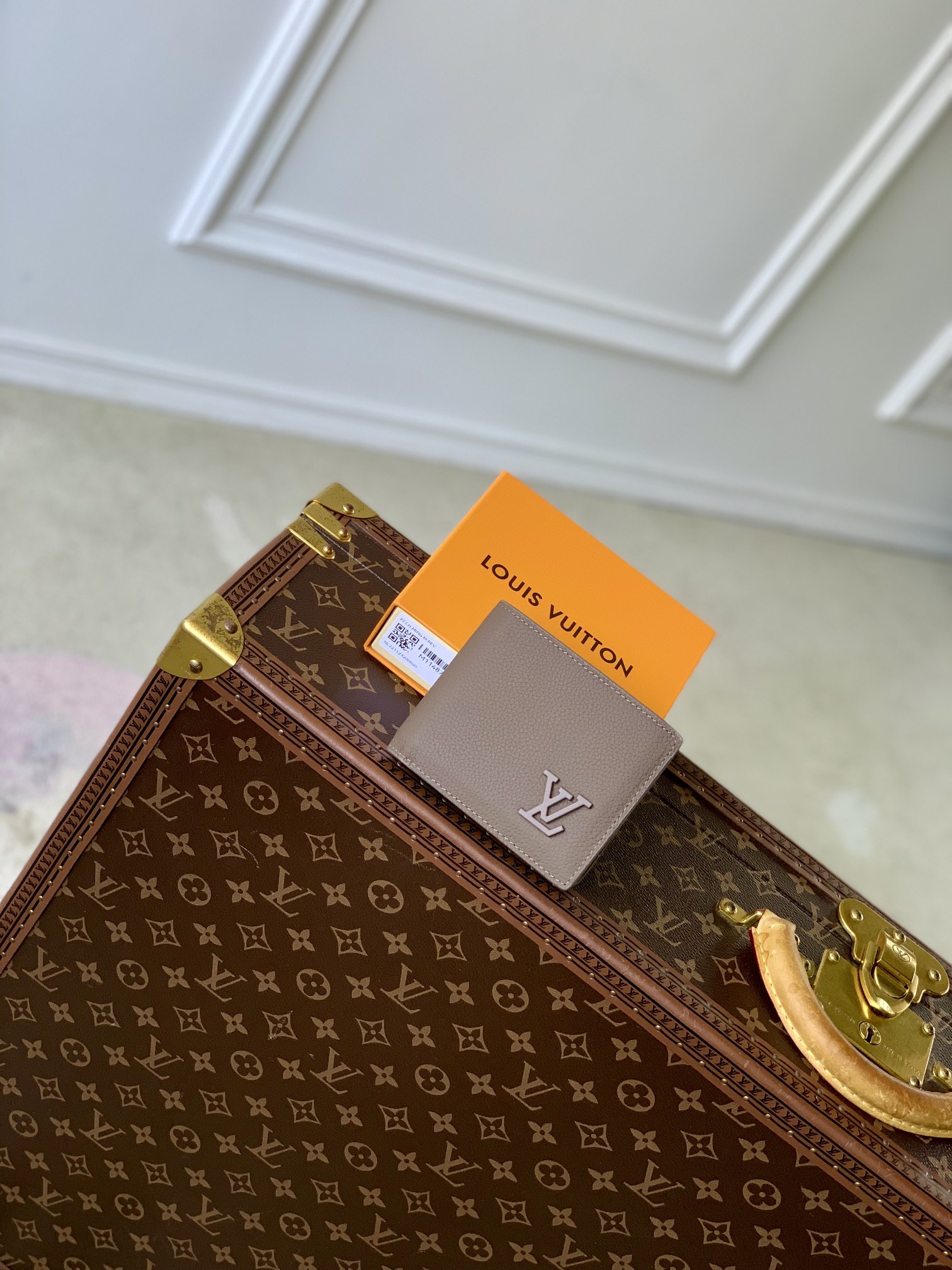 l0*is V*t0n aerogram wallet-8 x 11 x 1 cm