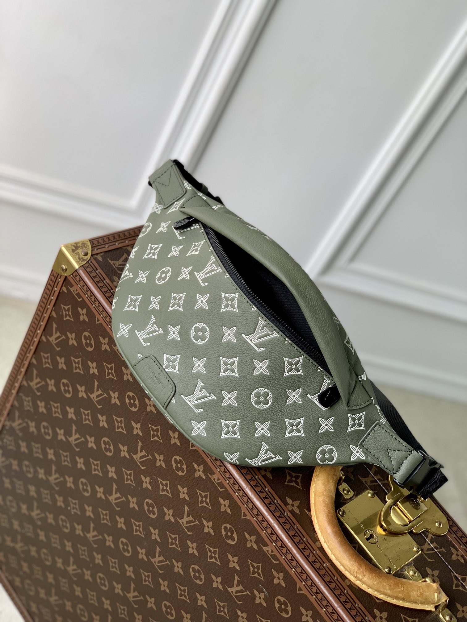 l0vis Vvtt0n discovery bumbag-44 x 15 x 9cm