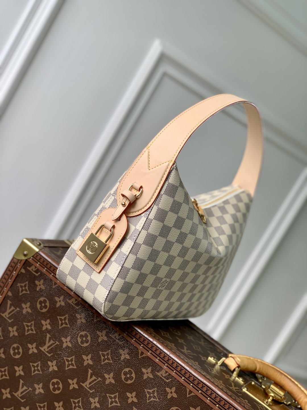 l0vis Vvtt0n slouchy bag-33 x 22 x 9cm