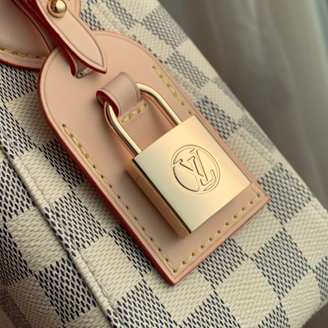 l0vis Vvtt0n slouchy bag-33 x 22 x 9cm