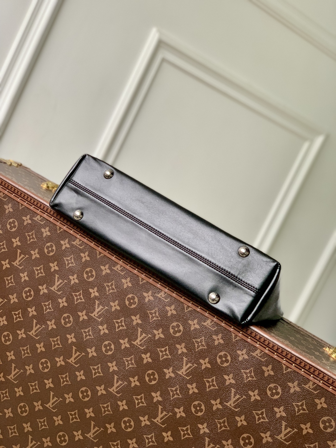 l0vis Vvtt0n off duty bag -25545-24 x 11.5 x 33cm