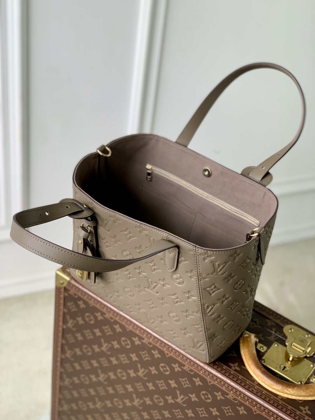 l0vis Vvtt0n monogram empreinte-22 x 15 x 40cm