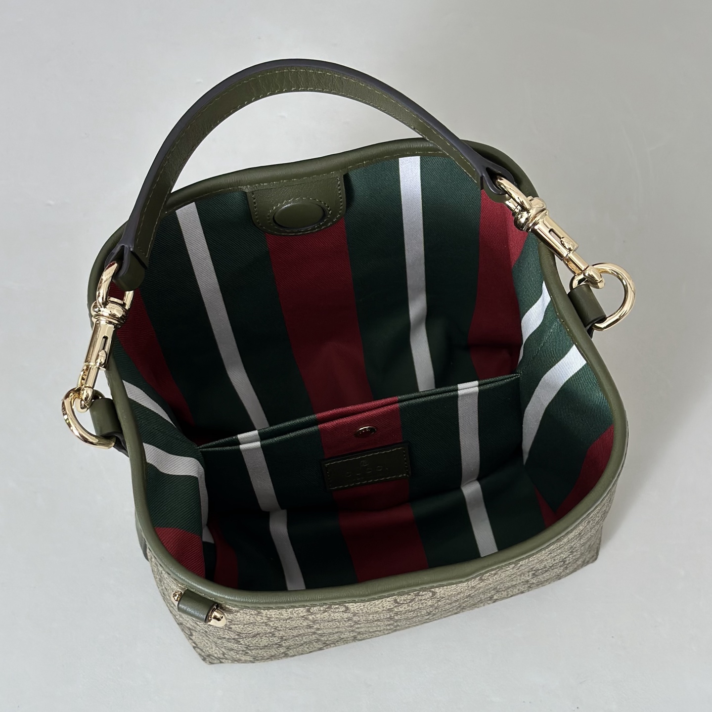 Gvc*1 medium emblem shoulder bag- 20.5*18*11.5cm