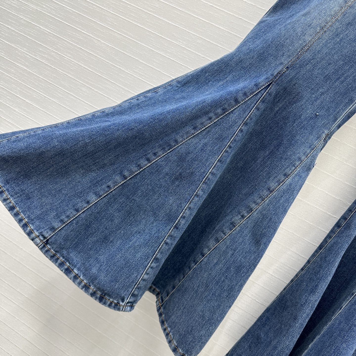 ch10é fluid flare jeans in De*1m