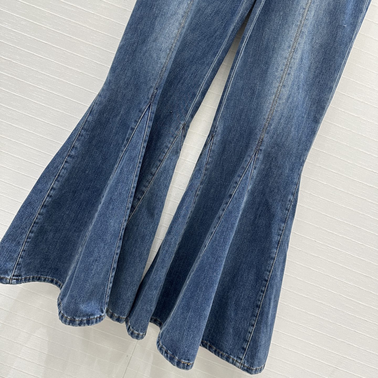 ch10é fluid flare jeans in De*1m