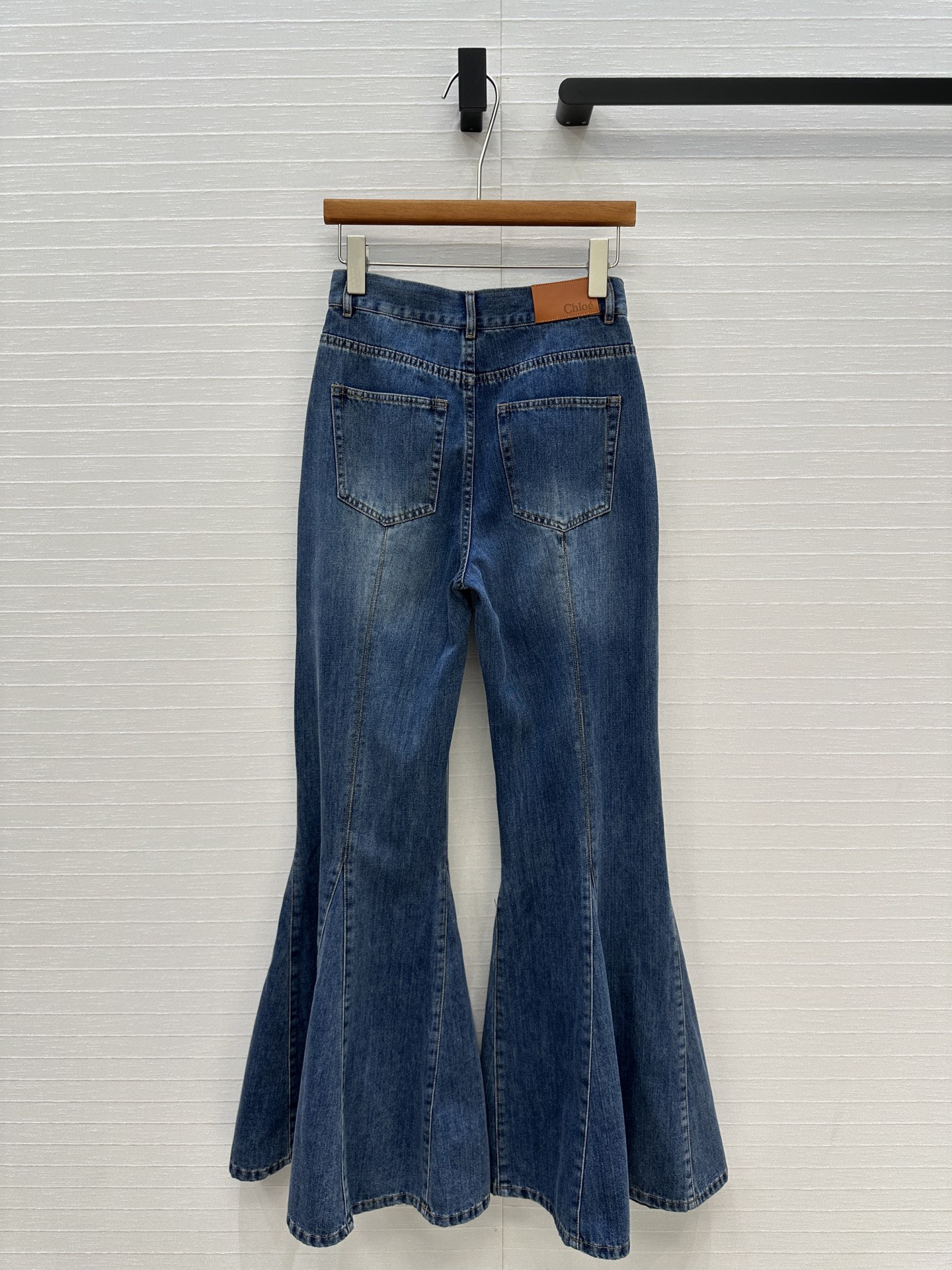 ch10é fluid flare jeans in De*1m