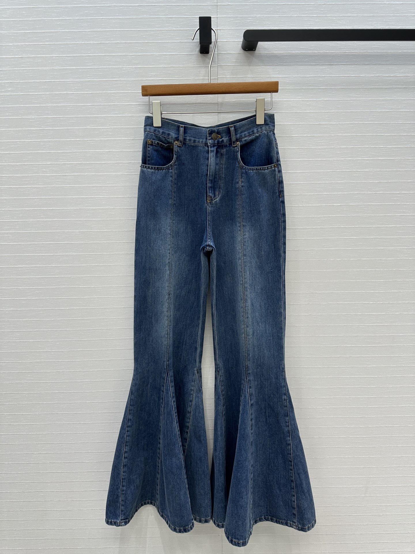 ch10é fluid flare jeans in De*1m
