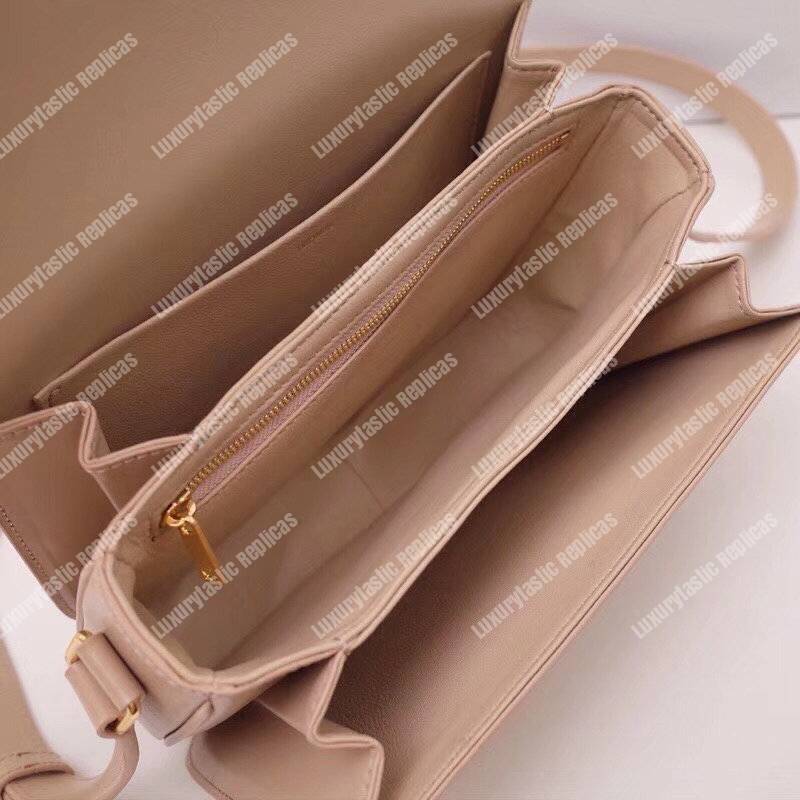 Ce**e medium triomphe bag in shiny calfskin nude